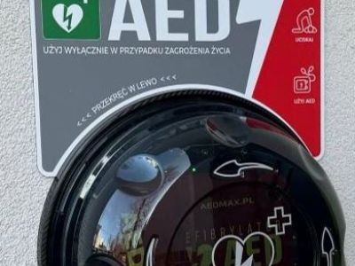 Defibrylator AED przy budynku naszej szkoły